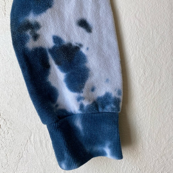 GUC Colsie Bleach Dye Raw Hem Cropped Sweatshirt - Picture 2 of 6